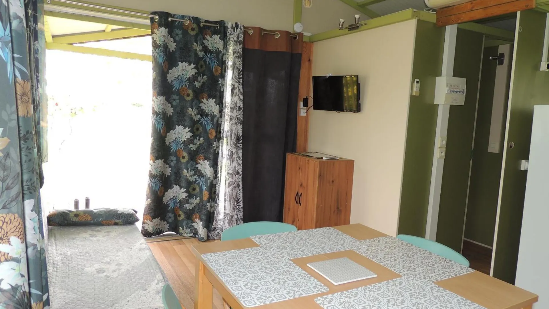 Campsite Chalet 4 Personnes Maxi Tout Confort Location En Gite Chazemais France